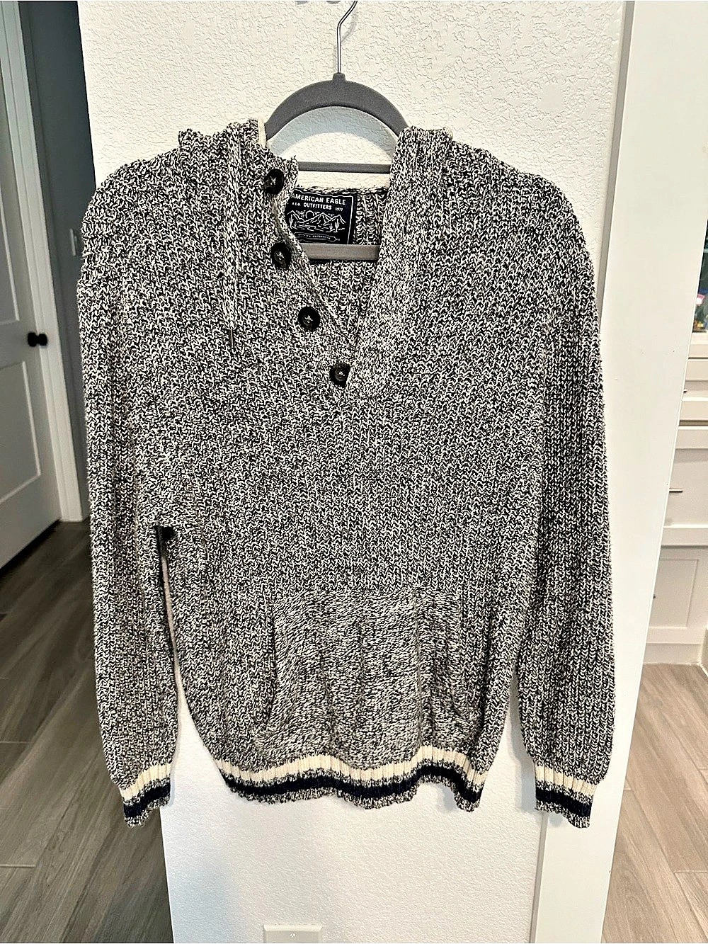 American Eagle Outfitters Men's Knit Sweater Size with Hood Medium Good conditio